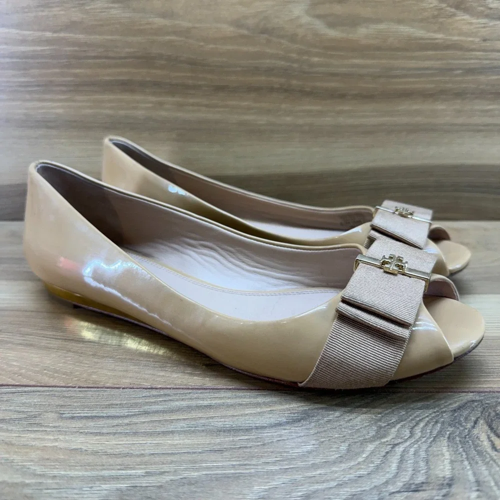 Tory Burch Trudy Peep Toe Flats 6.5 M Nude Tan Patent Leather Bow Gold logo